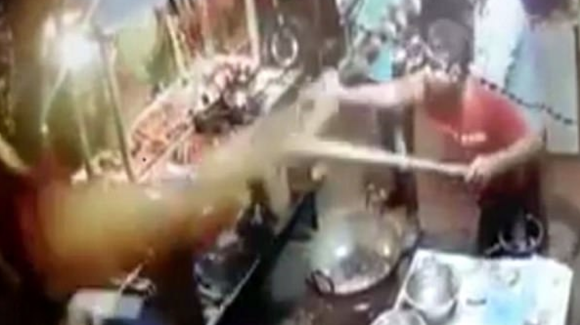 Chef throws hot oil at customers (video)